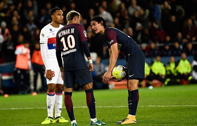  Edinson Cavani và Neymar: Trong trận đấu của PSG với Lyon năm 2017, Cavani đã không chịu nhường Neymar đá phạt đền ở phút 79. Không may cho tiền đạo người Uruguay, cú sút của anh đã không thành công.