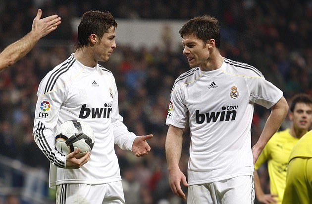 Cristiano Ronaldo và Xabi Alonso: Năm 2010, trong trận thắng 6-2 trước Villarreal, Alonso giành sút 11m với Ronaldo, và siêu sao người Bồ Đào Nha đã không ăn mừng với các đồng đội sau đó.