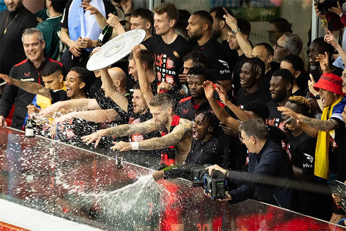Leverkusen ăn mừng chức vô địch Bundesliga lần đầu tiên trong lịch sử