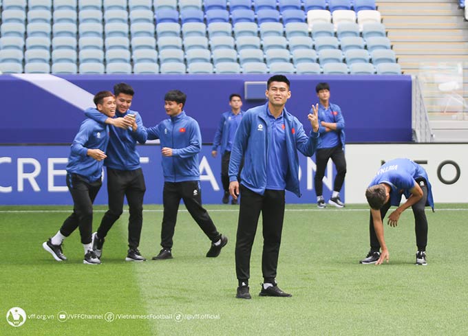Các cầu thủ U23 Việt Nam hứng thú với mặt sân Al Janoub 