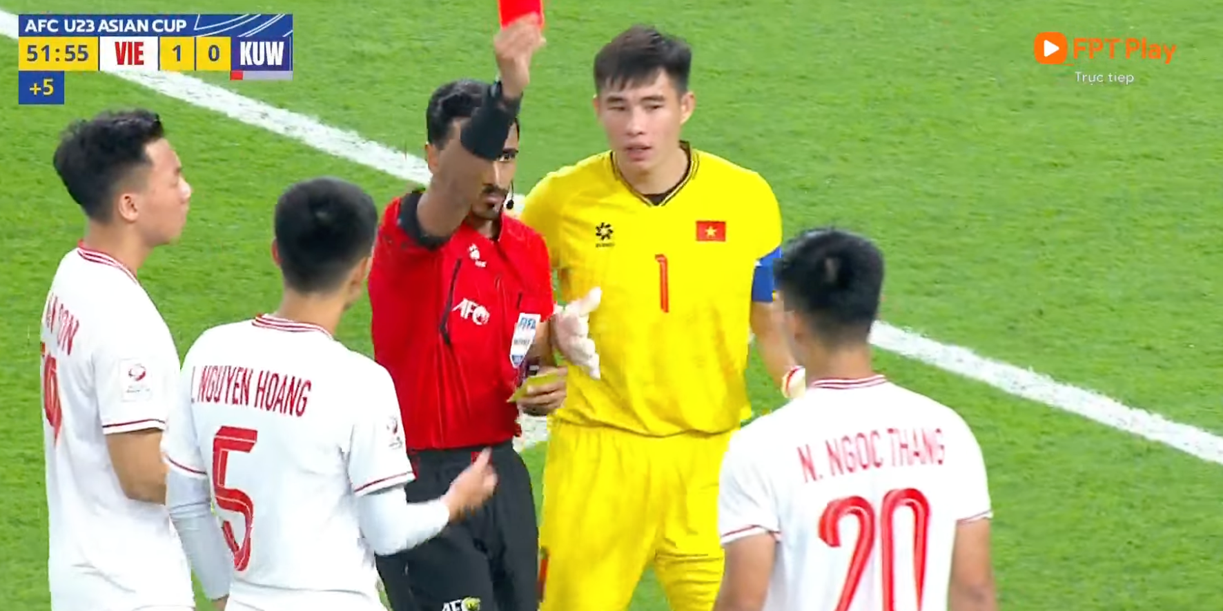 Trung vệ U23 Việt Nam chịu thẻ đỏ và khiến đội nhà thủng lưới vì penalty
