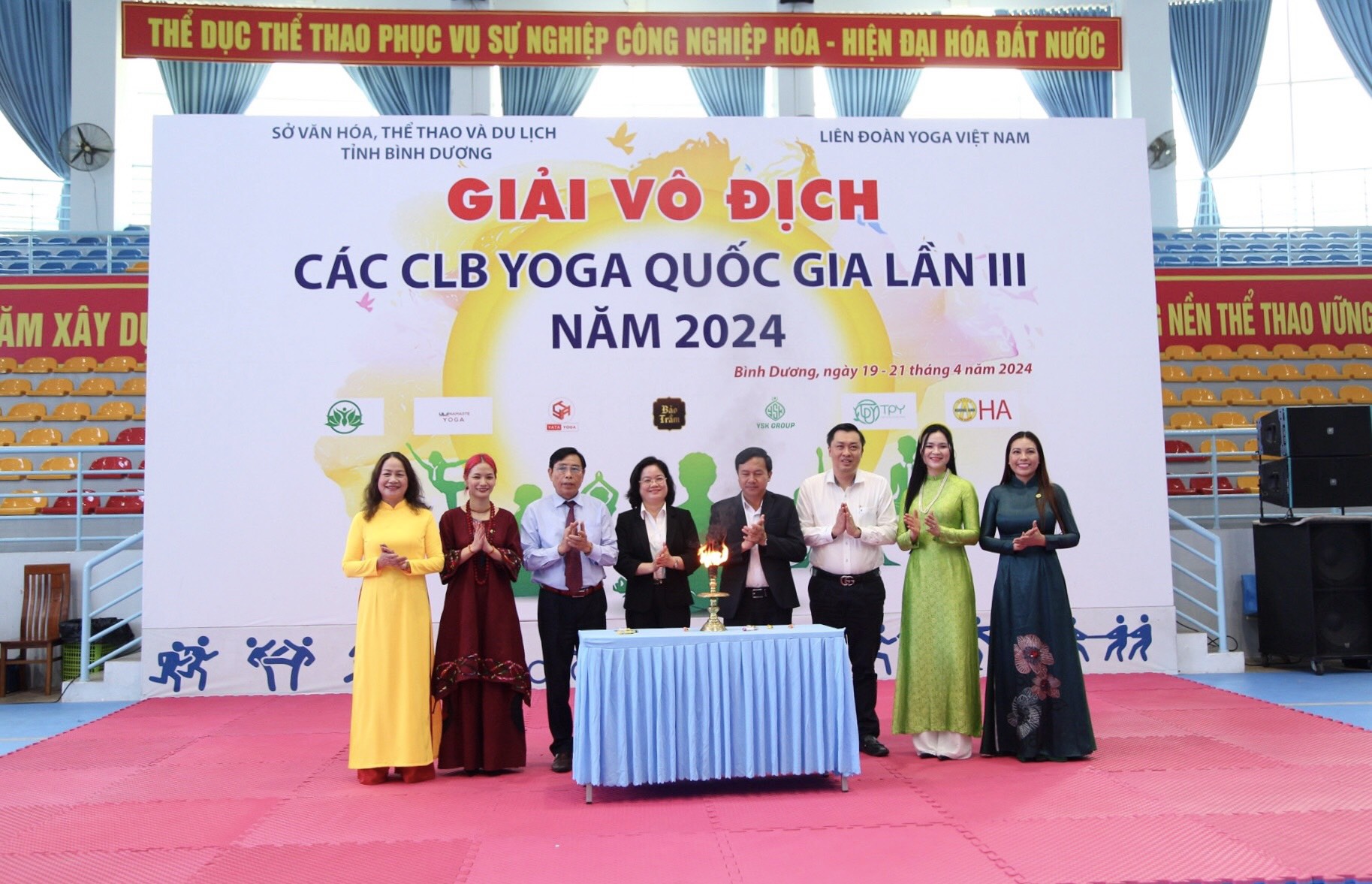 Bà Nguyễn Thị Mỹ Hằng (thứ 4 từ trái qua) - Chủ tịch Uỷ ban Mặt trận Tổ quốc Việt Nam tỉnh Bình Dương cùng các đại biểu thực hiện nghi thức thắp lửa truyền thống