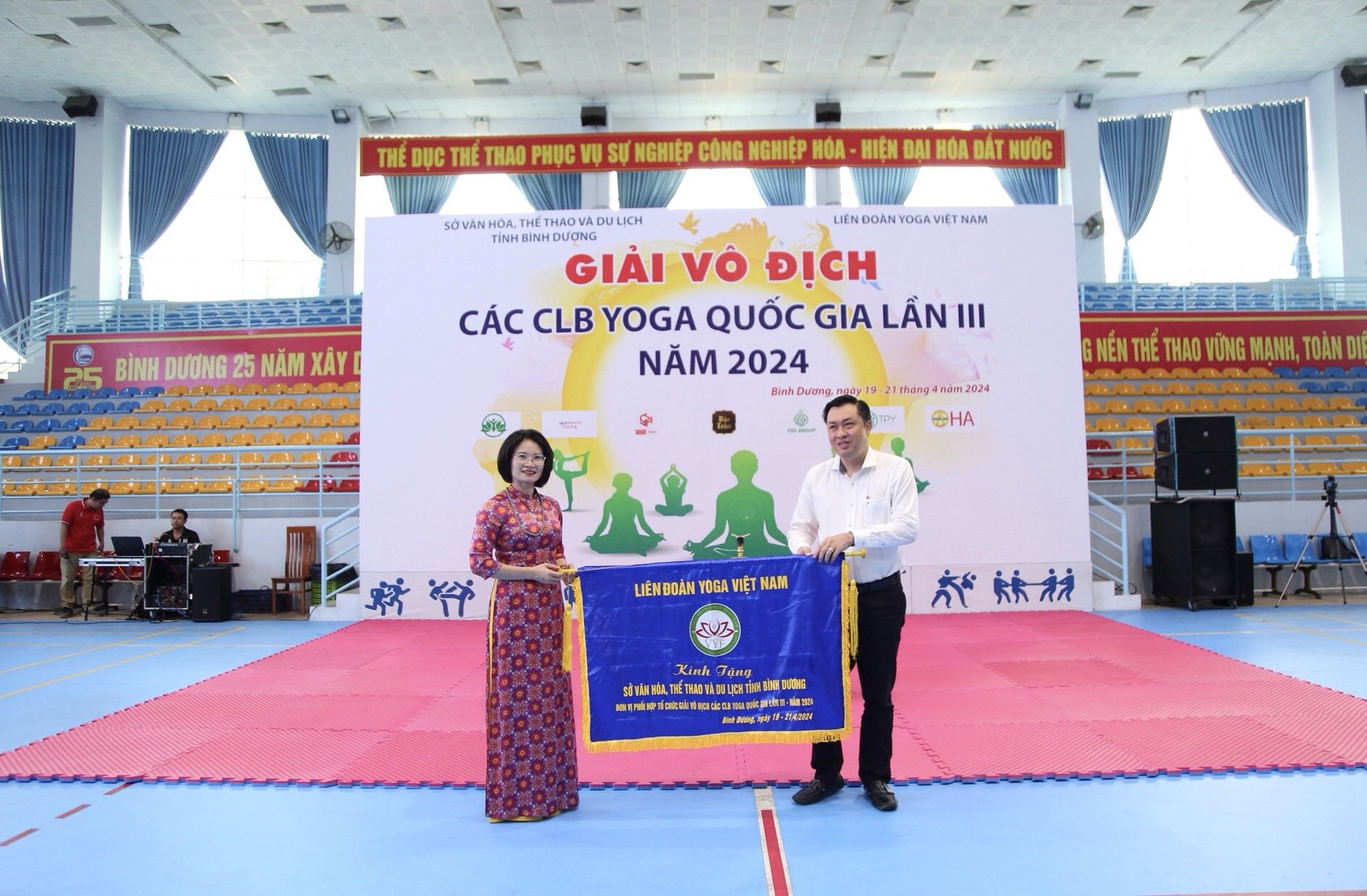 Bà Đặng Thị Hồng Nhung - Phó chủ tịch Liên đoàn Yoga Việt Nam tặng cờ lưu niệm, tri ân cho địa phương đăng cai