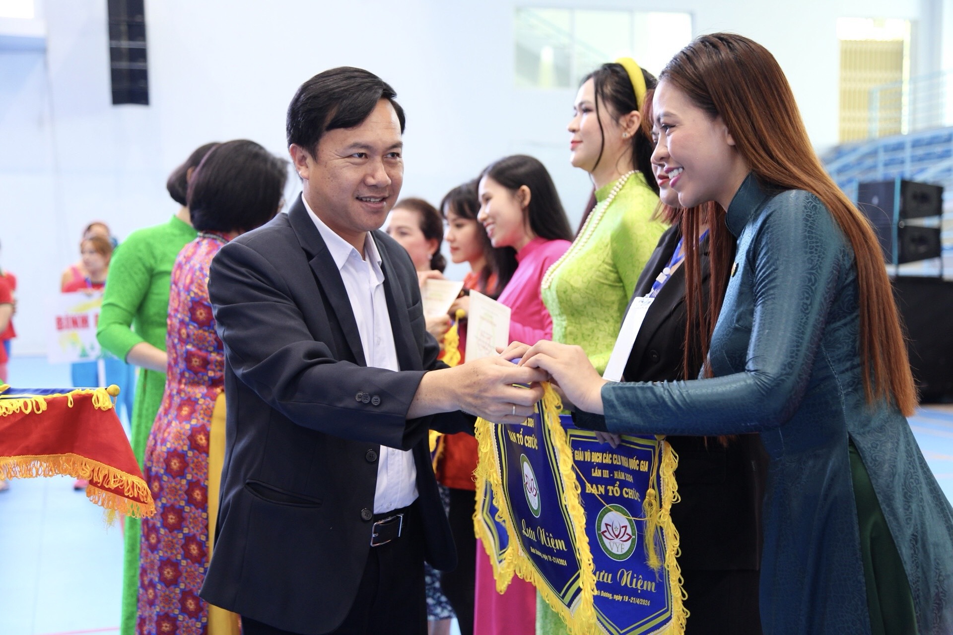 Ông Bùi Hữu Toàn - Giám đốc Sở Văn hóa, Thể thao và Du lịch tỉnh Bình Dương tặng cờ lưu niệm cho các đơn vị tham gia