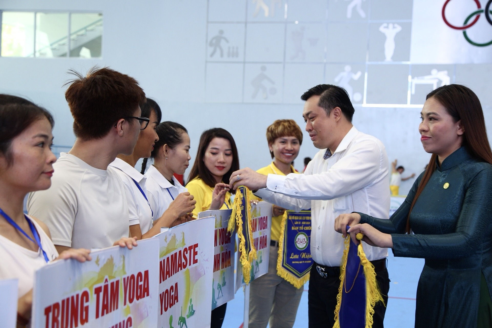 Ông Cao Văn Chóng - Phó Giám đốc Sở Văn hóa, Thể thao và Du lịch tỉnh Bình Dương, đồng trưởng BTC giải tặng cờ lưu niệm cho các đơn vị tham gia giải