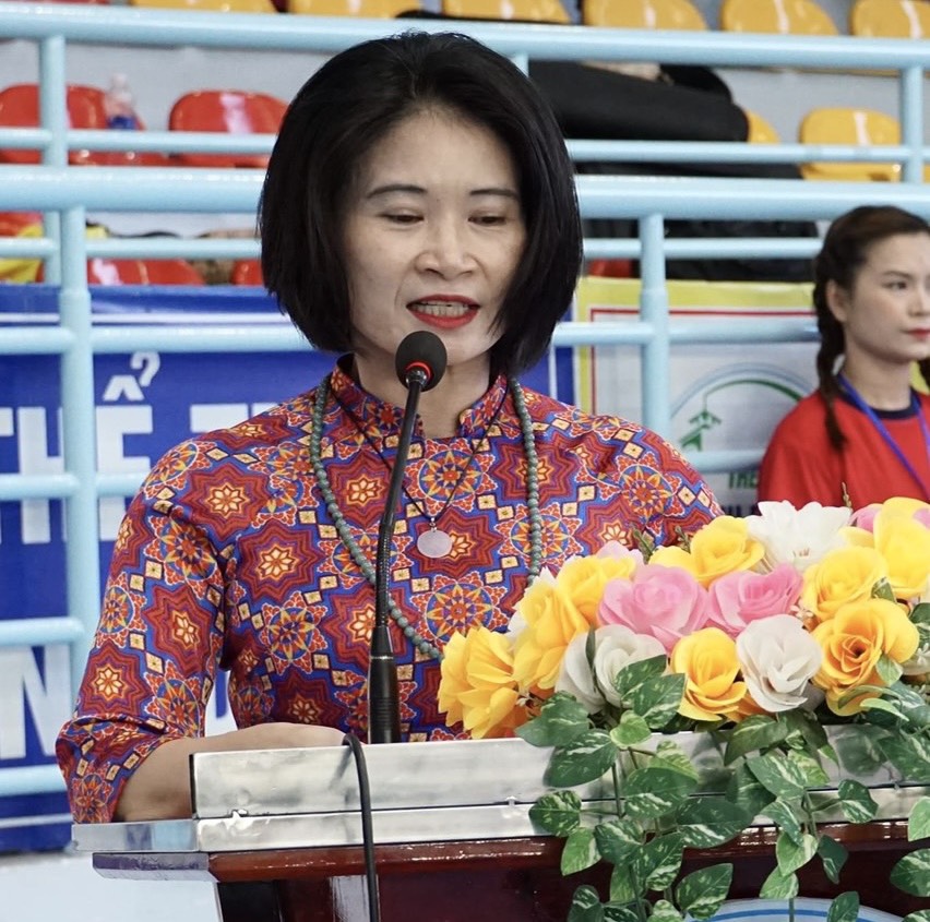 Bà Đặng Thị Hồng Nhung - Phó Chủ tịch Liên đoàn Yoga Việt Nam - đồng Trưởng BTC phát biểu khai mạc