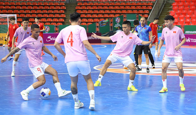 Tổ đấu chính của ĐT futsal Việt Nam khởi động chuẩn bị cho trận đấu - Ảnh: Phan Hồng 