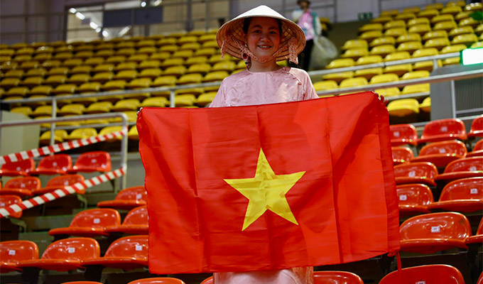 CĐV Việt Nam có mặt tại nhà thi đấu Huamark để cổ vũ cho ĐT futsal Việt Nam - Ảnh: Phan Hồng 
