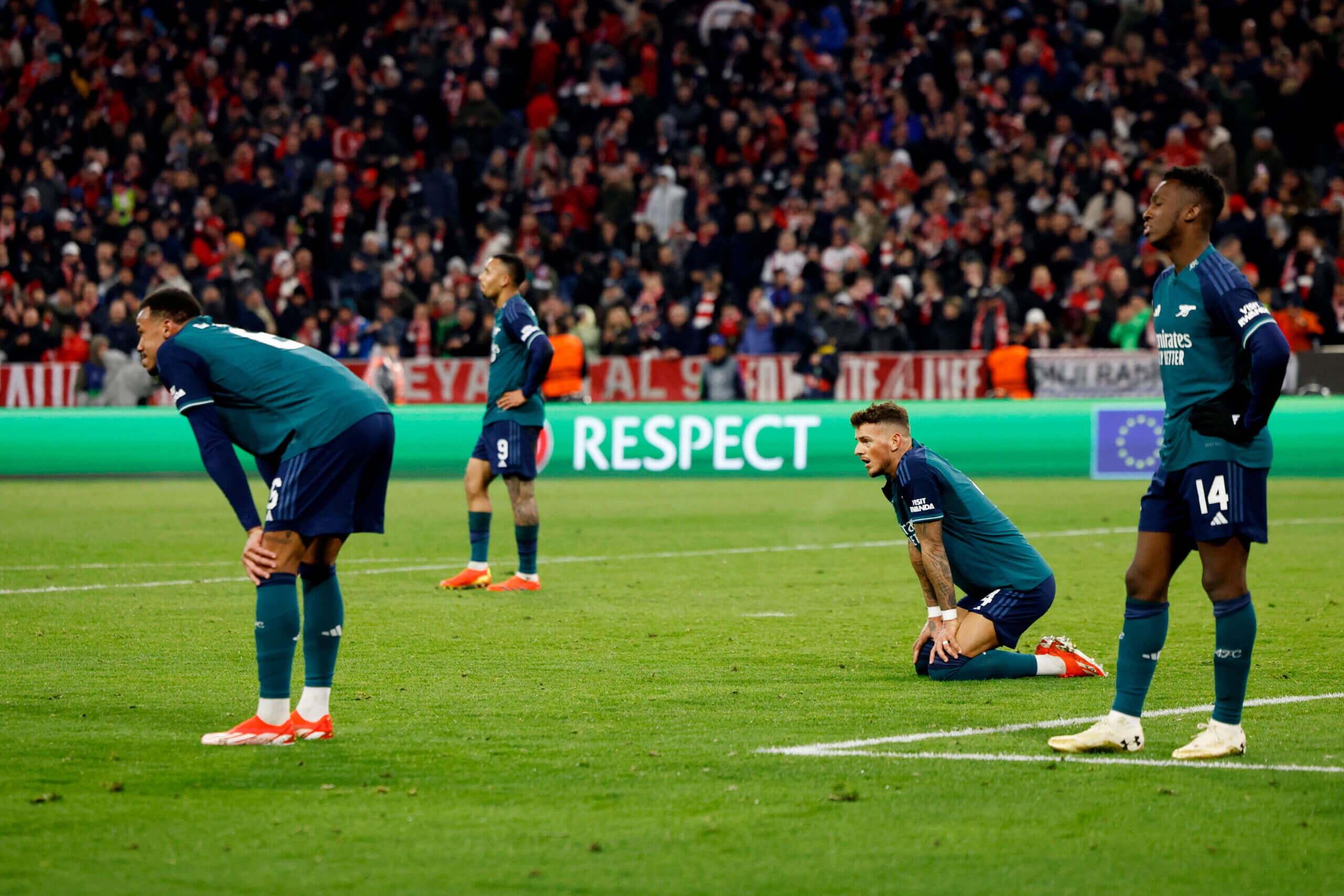 Khoảng khắc Arsenal hát bài "Chú voi con ở Champions League" trên sân của Bayern