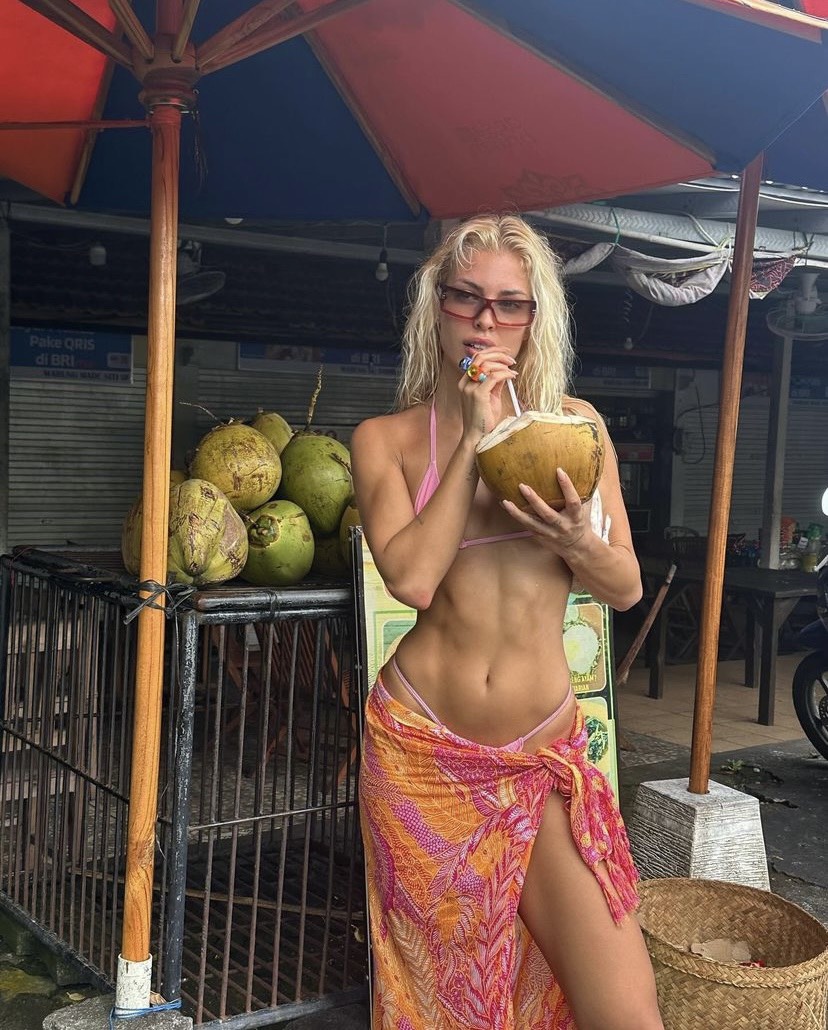 Ở bài đăng mới nhất trên tài khoản Instagram cá nhân có 1,8 triệu người theo dõi, siêu mẫu người Tây Ban Nha đã đăng nhiều bức ảnh chia sẻ những khoảnh khắc đáng nhớ tại Bali, trong đó có những bức hình vô cùng nóng bỏng.