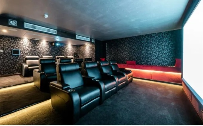 Rạp chiếu phim trong nhà có 12 ghế bành sang trọng