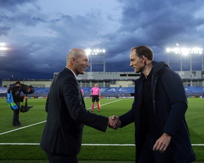 Zidane đã sẵn sàng nhận cái bắt tay chuyển giao từ đồng nghiệp Tuchel (phải)