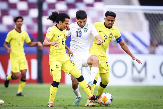 U23 Malaysia (áo vàng) cần hạn chế nhưng sai lầm như ở trận gặp U23 Uzbekistan