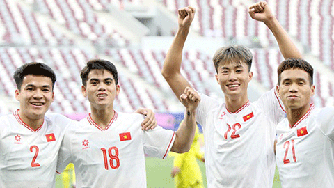  Khuất Văn Khang nhận phần thưởng đặc biệt sau trận gặp U23 Malaysia