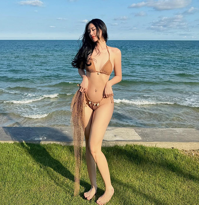 Helen Thanh Thảo - bạn gái cũ của trung vệ Việt kiều Schmidt, cực cháy với bikini mỏng manh 