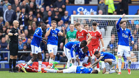 Tiền đạo Everton suýt 'về với Chúa' sau cú va chạm đáng sợ