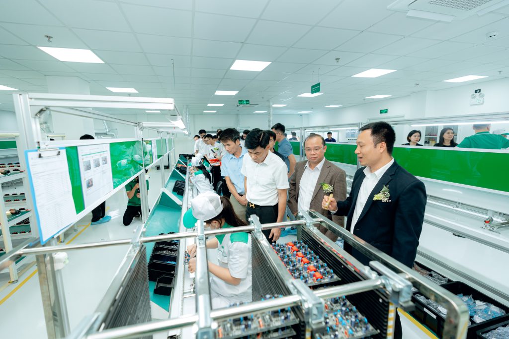 Khách mời thăm quan dây chuyền và quy trình sản xuất hiện đại theo tiêu chuẩn quốc tế của Lumi Smart Factory