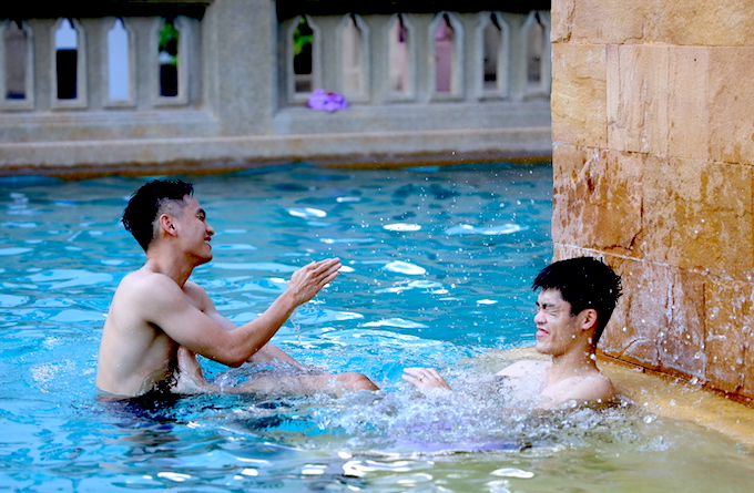 Anh Duy cùng Văn Tiến đùa giỡn ở bể bơi. Ảnh: Phan Hồng 