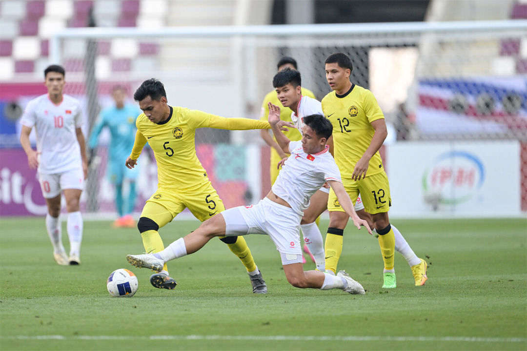 Hàng thủ U23 Việt Nam (áo trắng) cần phải chơi tập trung hơn nữa - Ảnh: AFC