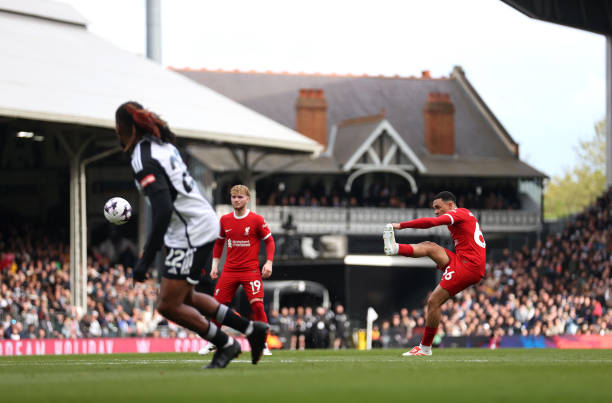 Trent Alexander-Arnold sút phạt đẹp mắt làm tung lưới Fulham