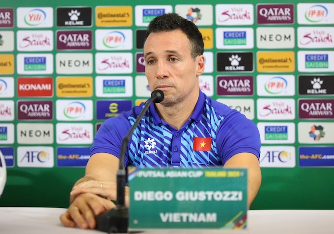HLV Diego Giustozzi trong buổi họp báo trước trận tứ kết 