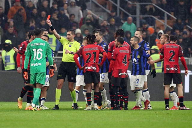 Có tới 3 cầu thủ bị đuổi ở trận derby Milan