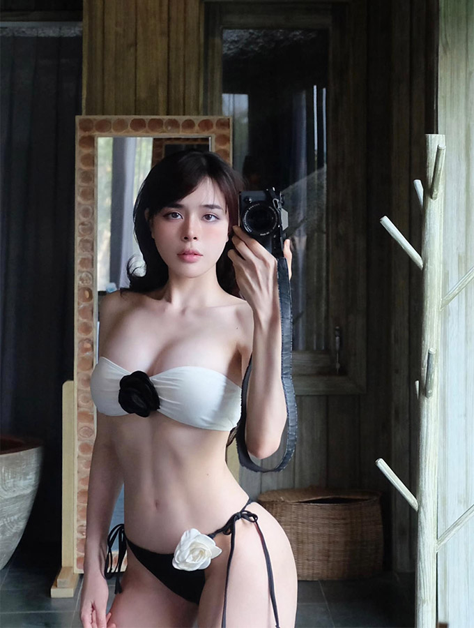 Trần Bích Hạnh - bạn gái tin đồn của Văn Thanh cực nóng bỏng với loạt ảnh bikini mới nhất 