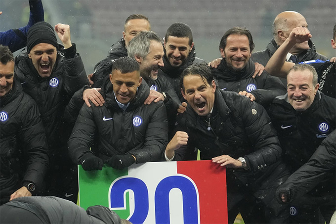 Inzaghi cùng Inter ăn mừng chức vô địch Serie A lần thứ 20