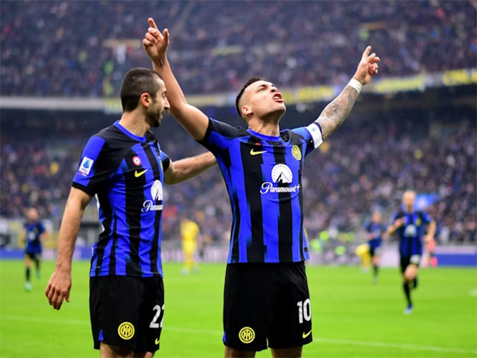 Các cầu thủ Inter ăn mừng chức vô địch Serie A sớm 5 vòng đấu