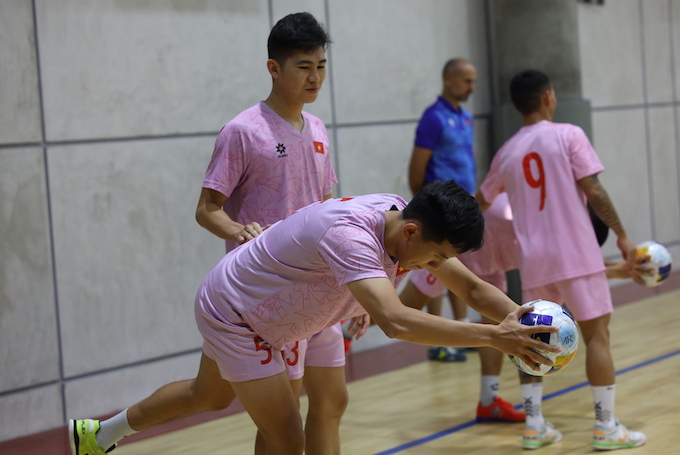 ĐT futsal Việt Nam tập nhẹ nhàng trong ngày 25/4. Ảnh: Phan Hồng 