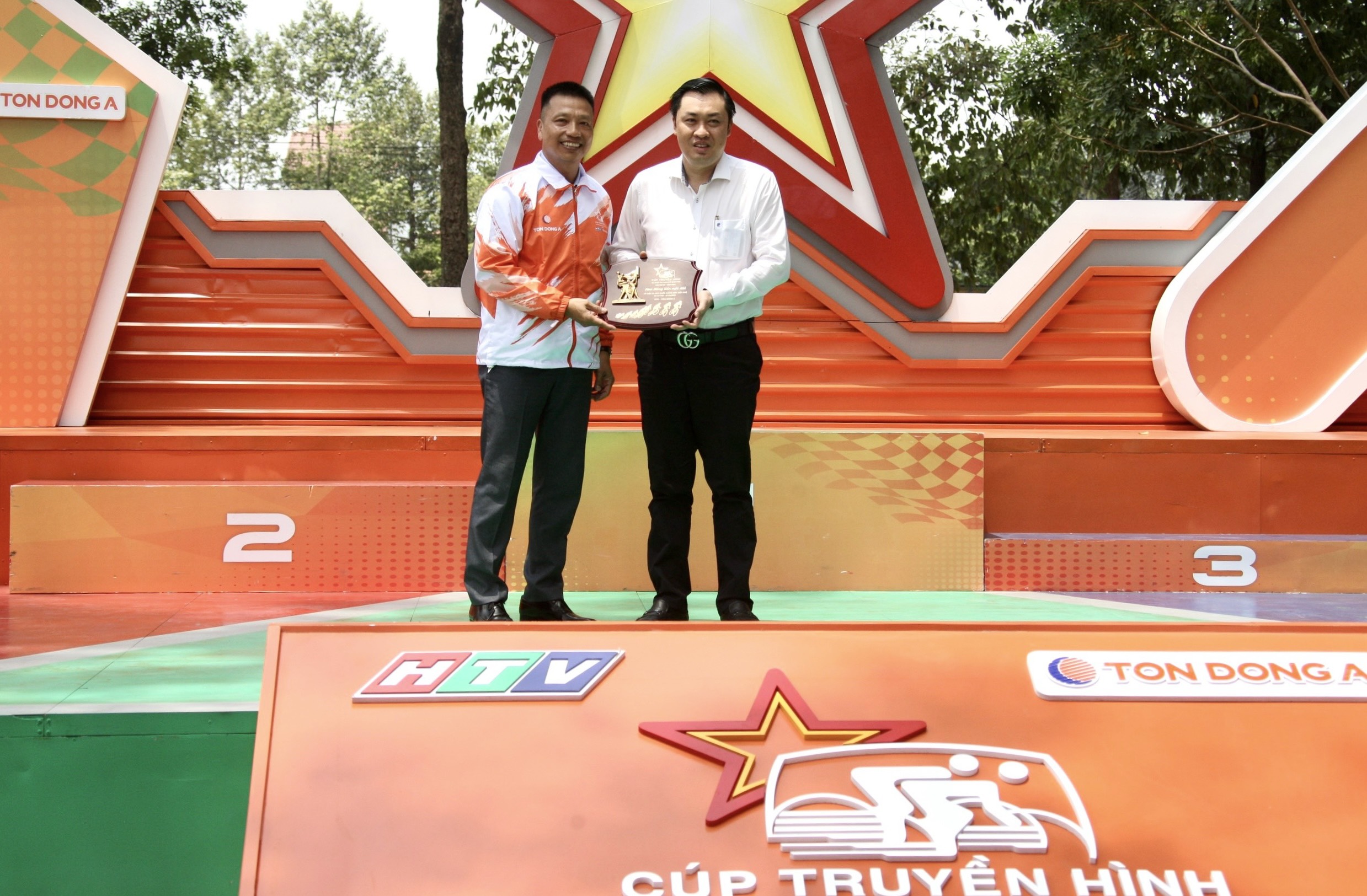 Ông Thái Thành Chung - PTGĐ Đài Truyền hình TP.HCM, thay mặt BTC giải trao quà lưu niệm, tri ân BTC địa phương