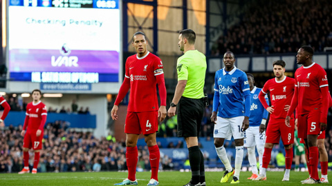 VAR lại có 2 tình huống gây tranh cãi ở trận Everton vs Liverpool