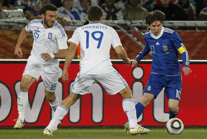 Messi đeo băng thủ quân Argentina trong trận gặp Hy Lạp tại vòng bảng World Cup 2010