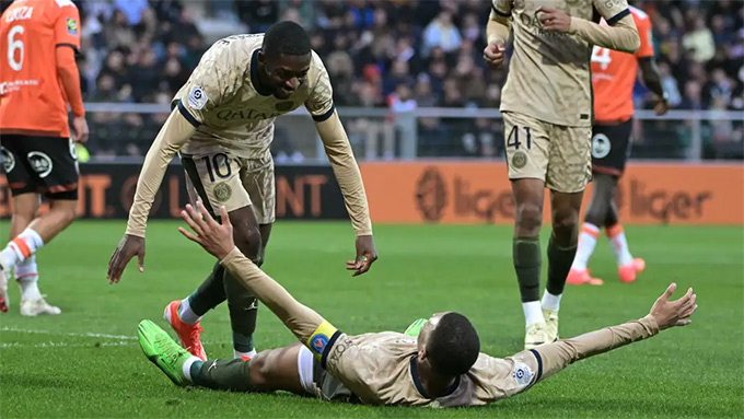 Bộ đôi ăn mừng bàn thắng thứ ba vào lưới Lorient