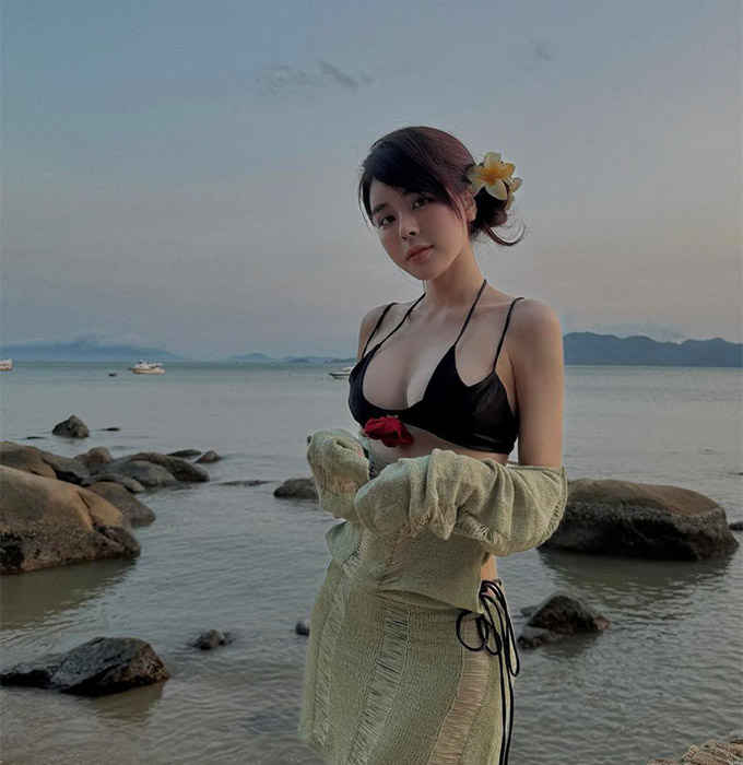 Hot girl Trần Bích Hạnh liên tục "đốt mắt" fan với loạt ảnh nóng bỏng 