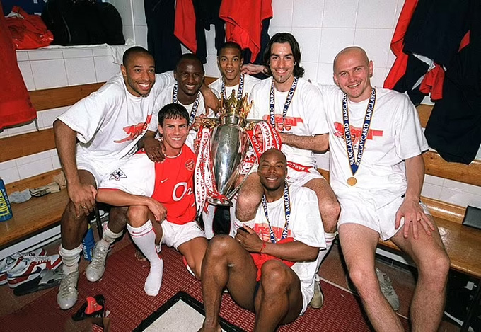 Các cầu thủ Arsenal ăn mừng chức vô địch trong phòng thay đồ