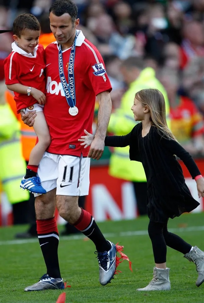 Giggs bên hai con Zach và Libby trong lễ ăn mừng chức vô địch Premier League năm 2011