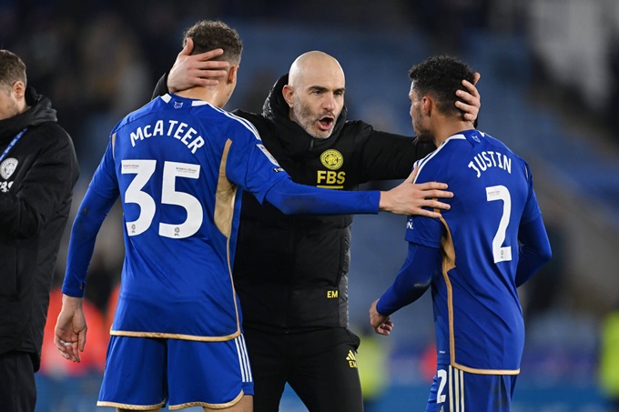 Enzo Marescas (giữa), cựu trợ lý của Guardiola, đã thổi hồn vào lối chơi Leicester bằng triết lý kiểm soát bóng