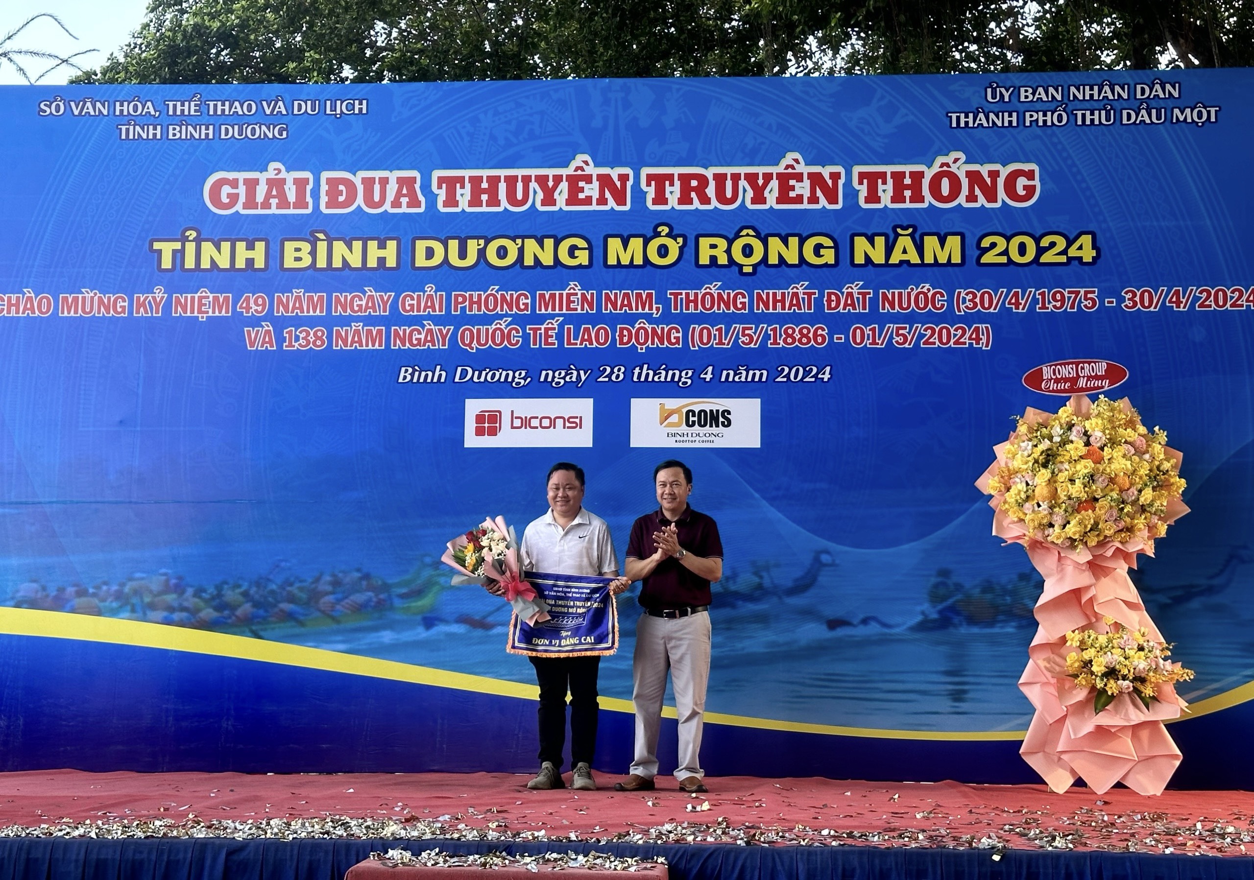 Ông Bùi Hữu Toàn - Giám đốc Sở Văn hóa, Thể thao và Du lịch tỉnh Bình Dương  tặng cờ lưu niệm cho đại diện TP Thủ Dầu Một, đơn vị đăng cai giải.