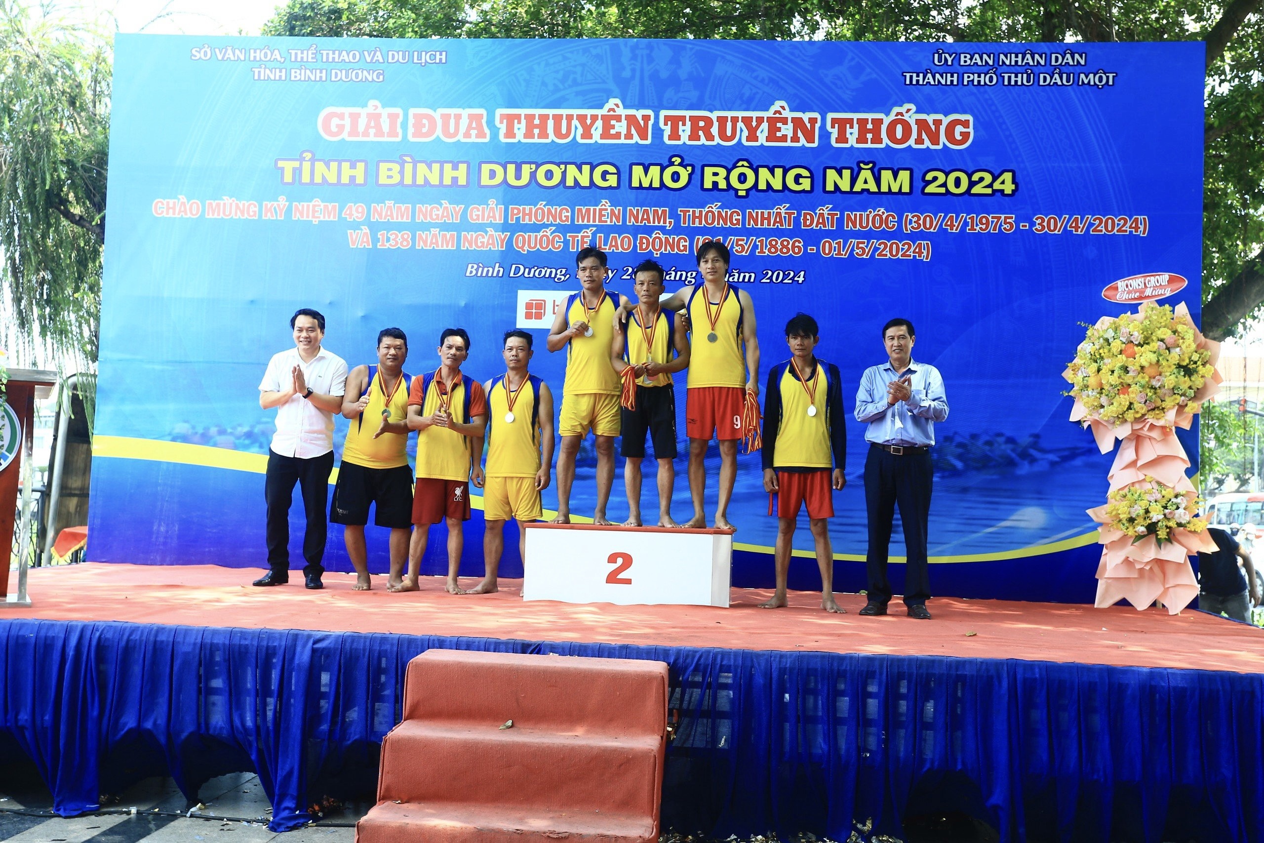 Đại biểu trao huy chương cho đội thuyền đạt thành tích tại giải.