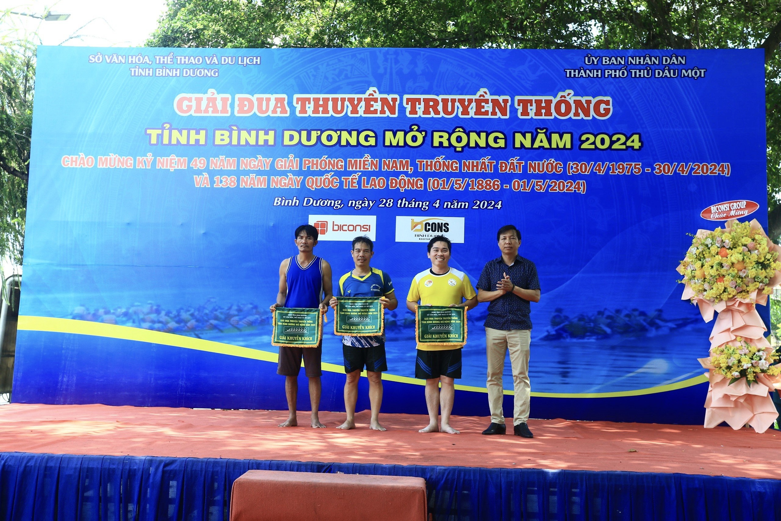 Đại biểu trao huy chương cho đội thuyền đạt thành tích tại giải.