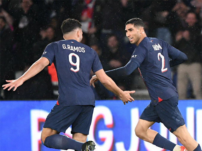 Hakimi và Ramos ghi bàn thắng muộn giúp PSG thoát thua trên sân nhà