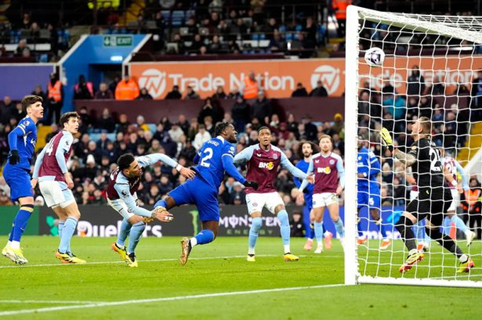 Disasi đưa được bóng vào lưới của Aston Villa trong phút bù giờ