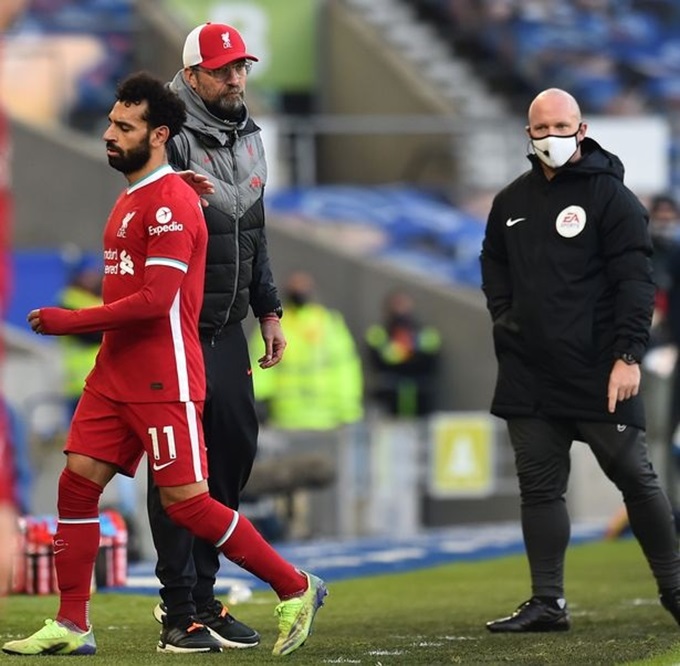 Salah ngó lơ Klopp khi bị thay ra ở trận gặp Brighton