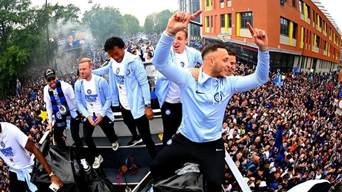 Các cầu thủ Inter diễu hành ăn mừng chức vô địch Serie A