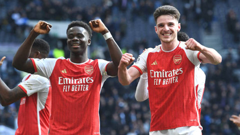 Adebayor khiến fan Arsenal ức chế vì 'trù ẻo' Arteta