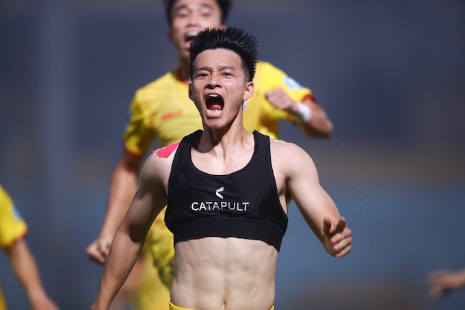 Niềm vui của Thanh Nhàn khi có bàn thắng cho PVF CAND - Ảnh; Minh Tuấn 