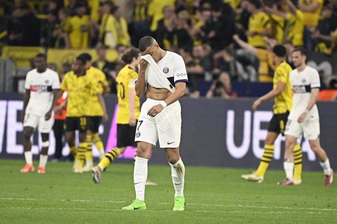 Mbappe có rất ít không gian khi luôn bị 2-3 cầu thủ Dortmund kèm chặt