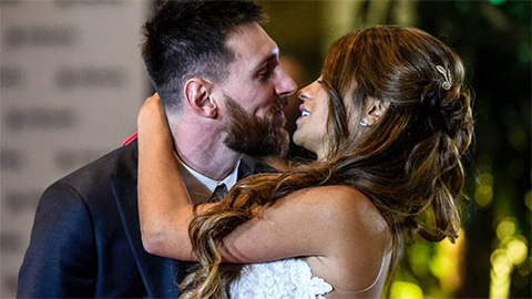  Bất ngờ với hình ảnh vợ chồng Messi ‘vào ca’