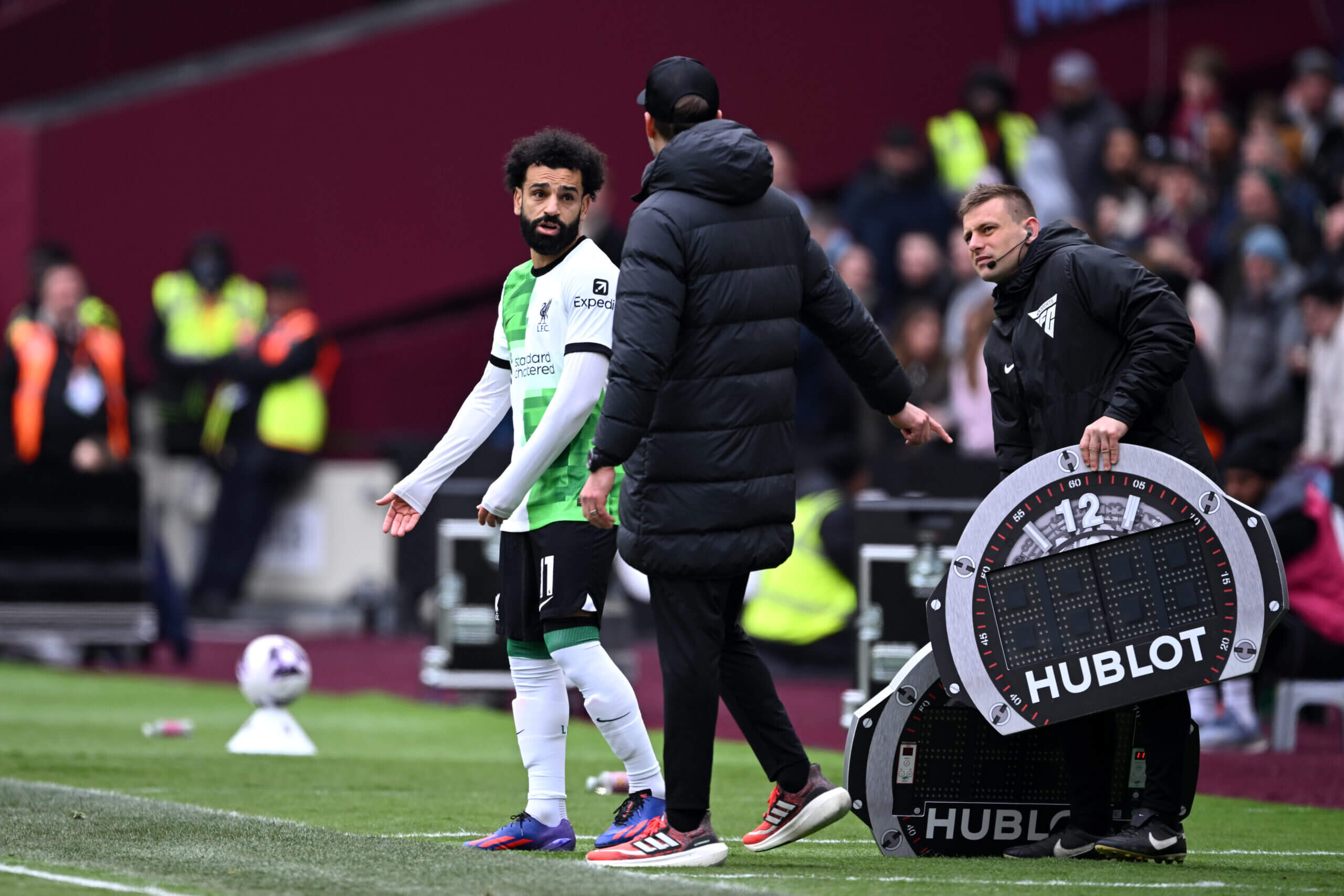 Salah đã bật Klopp thẳng tưng trên đường biên khi bị thay người trong trận làm khách của West Ham